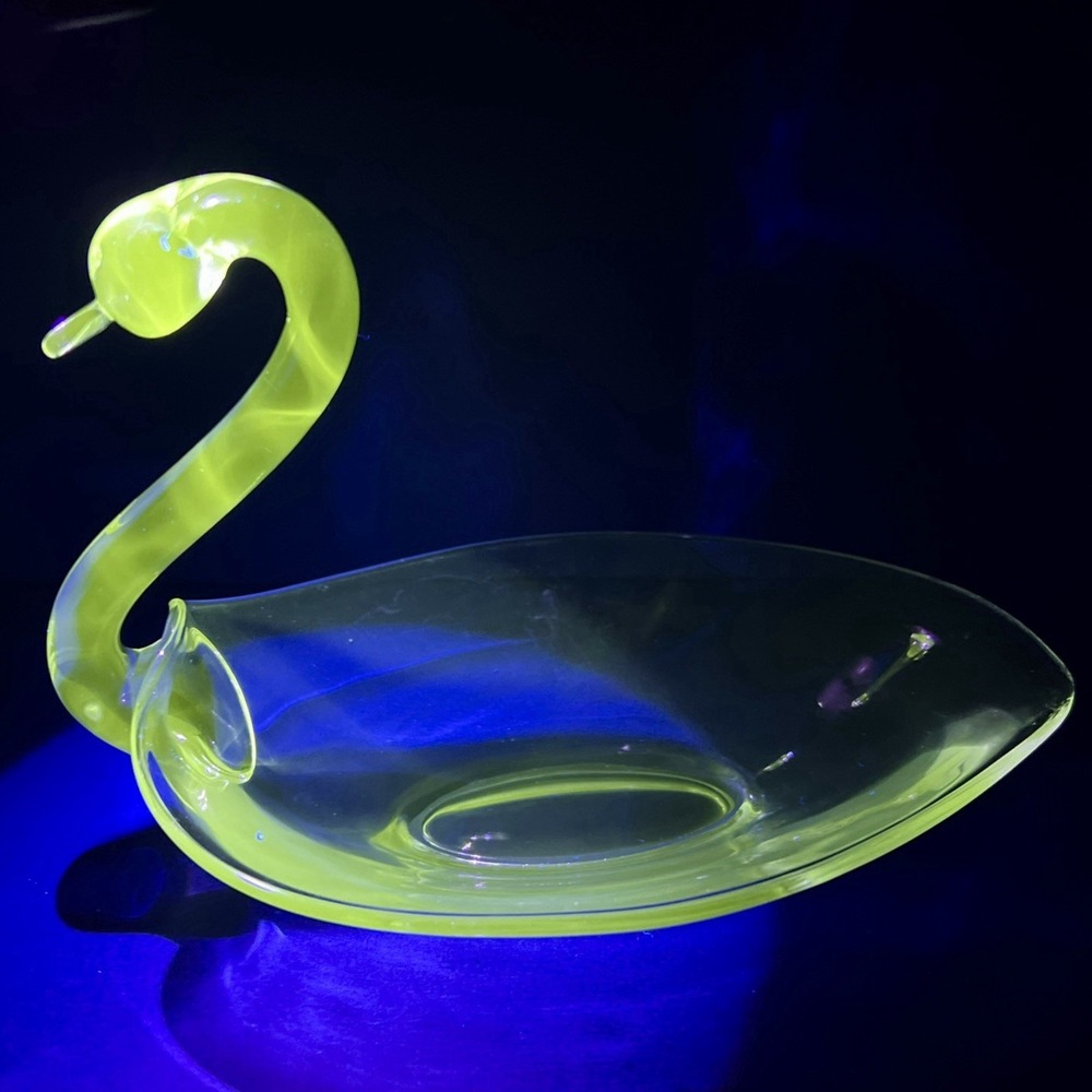 VTG Duncan Miller Swan Dish UV Reactive Glow Uranium Glass Candy Trinket MCM